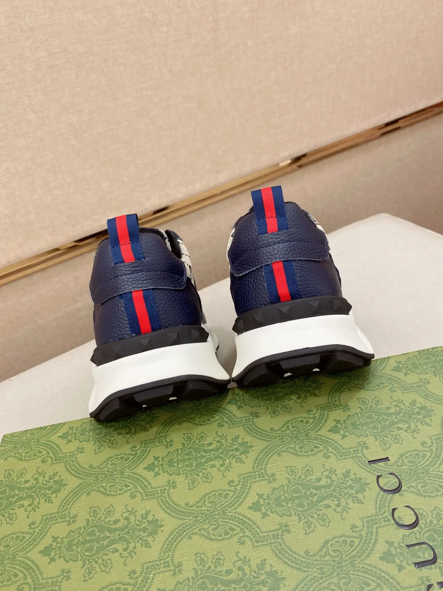 Men's men's shoes💰 462💰🇮🇹🇮🇹GUCCI🔍🔍new models are on sale at the same time at the counter. The uppers🇮🇹 are made of top-grain cowhide imported from Italy. Fully imported genuine leather lining 💪💪, completely 1⃣️ to 1⃣️ replica 🇮🇹💪💪, ⚠ sole: original sole provided by the original factory, exclusive movable molded sole super comfortable, ⚠ original factory follow-up, 🔍🔍 high quality, you can go in and out of the counter at will, welcome to compare⚠. Code number:38-44
